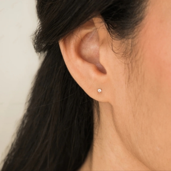 ♥️ 4 for $25 ♥️ #U20 Pair of Tiny Stud Earrings Silver Crystals Simple Elegant - Picture 1 of 3